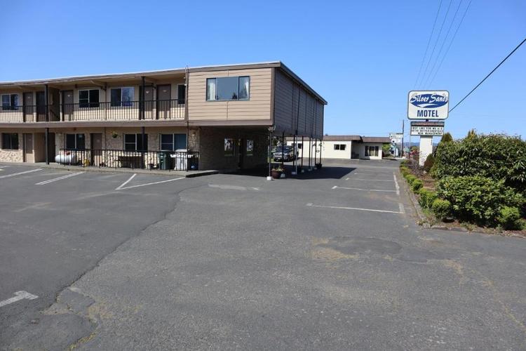 silver sands motel,Location and Accessibility