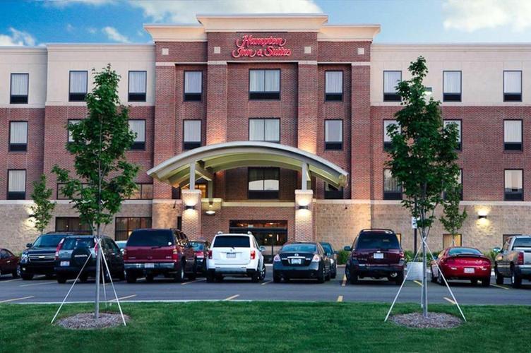 hampton inn tulsa sand springs,Location and Accessibility