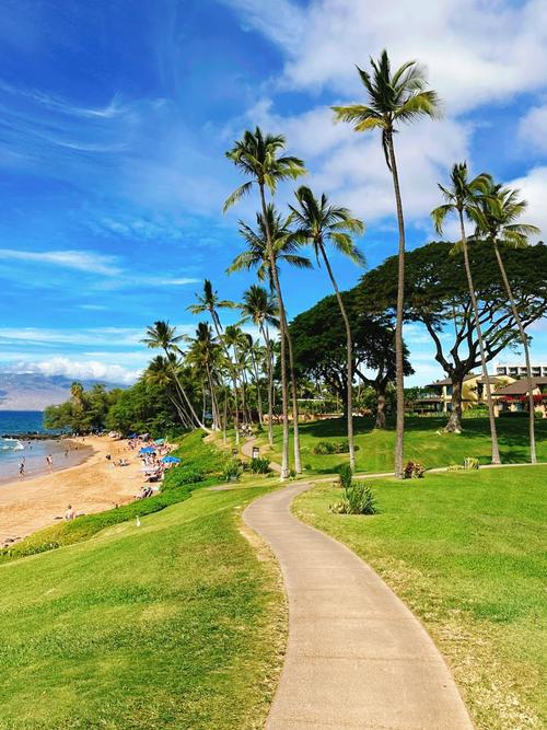 kaihalulu red sand beach,Geography and Location